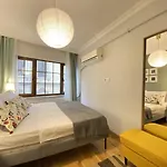 Charming And Central Flat With Balcony In Beyoglu